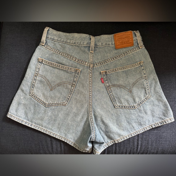 Levi’s High Loose Shorts in Light Wash - size 28 - Picture 2 of 6
